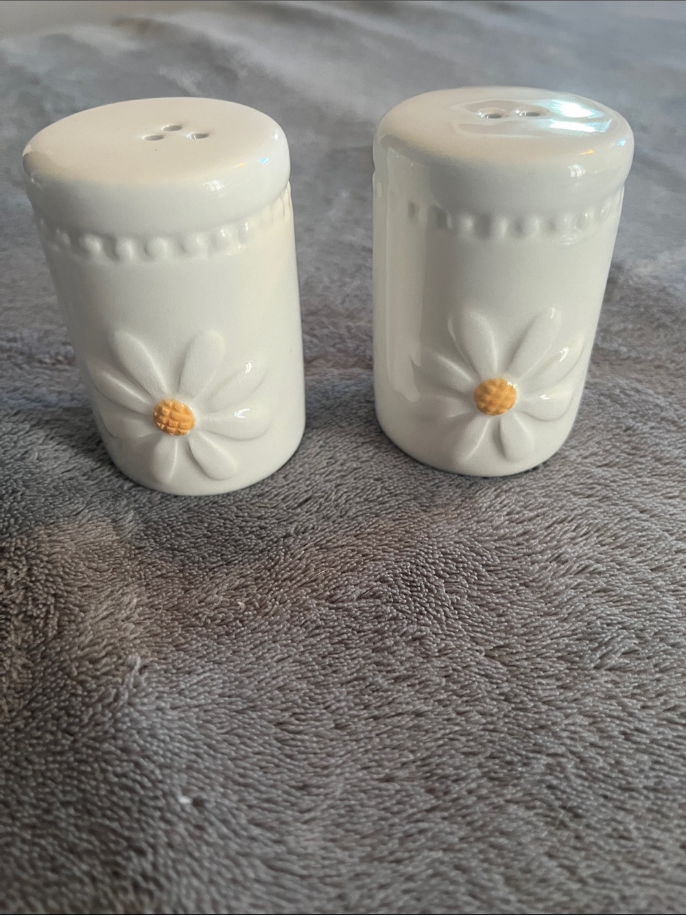 Amazon White Ceramic Daisy Salt & Pepper Set with Yellow Centers